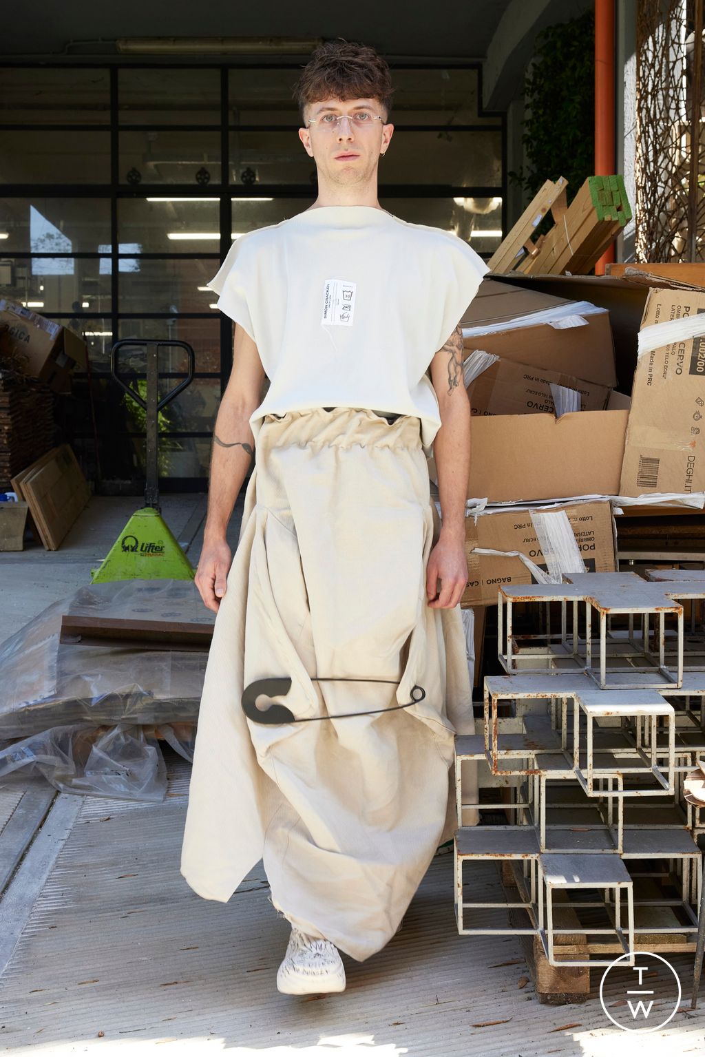 Fashion Week Milan Spring/Summer 2026 look 13 from the Simon Cracker collection 男装