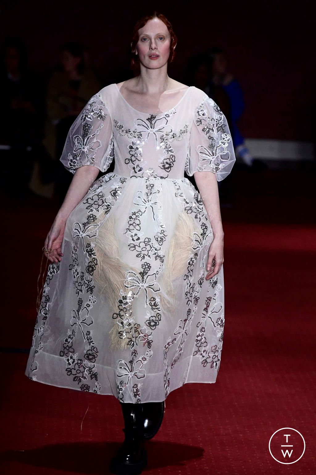 Fashion Week London Fall/Winter 2023 look 27 from the Simone Rocha collection 女装