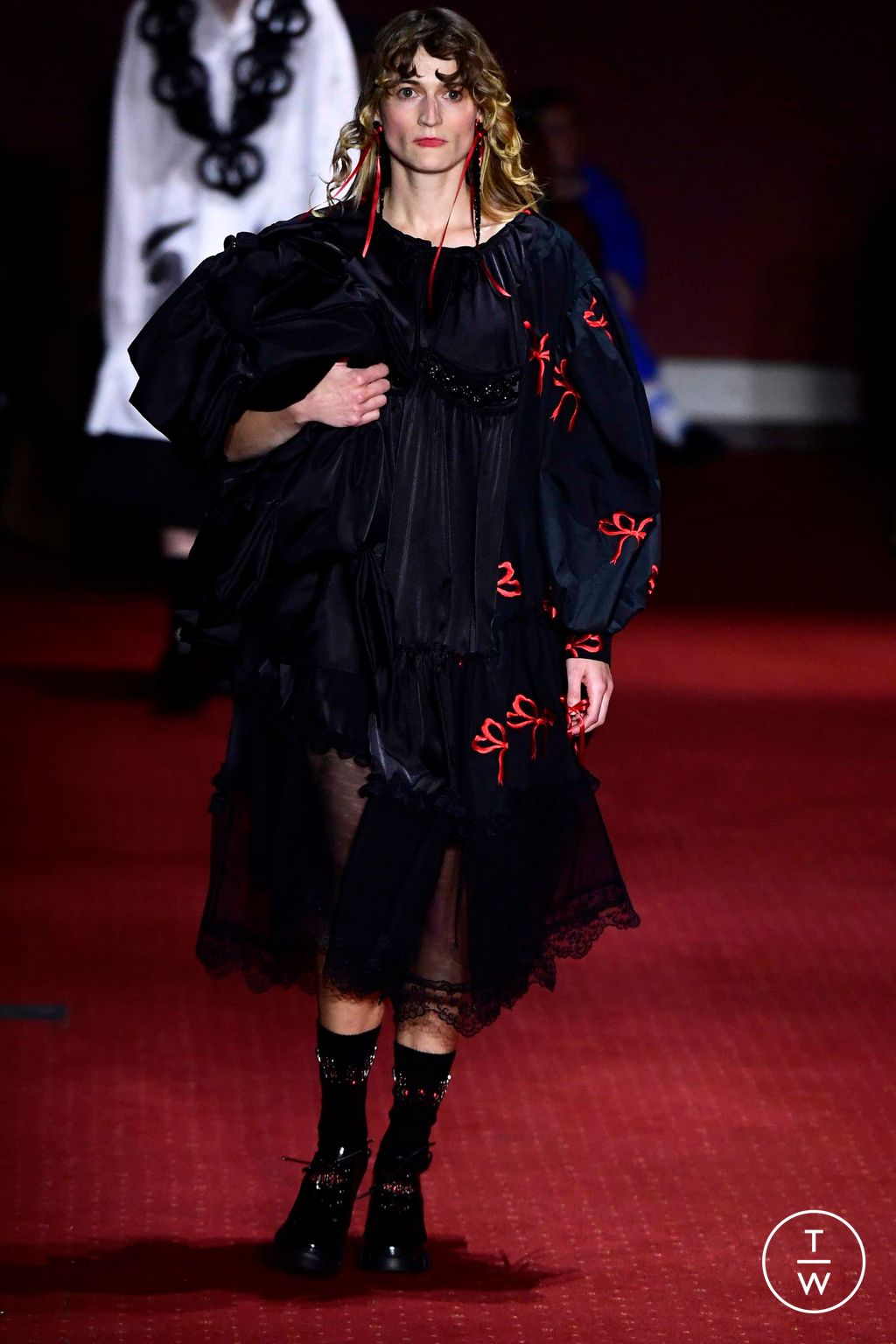 Fashion Week London Fall/Winter 2023 look 38 from the Simone Rocha collection 女装