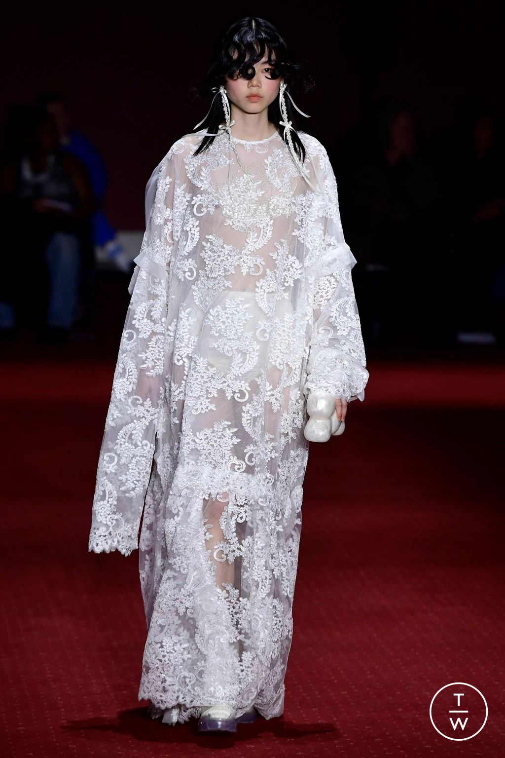 Fashion Week London Fall/Winter 2023 look 45 from the Simone Rocha collection 女装