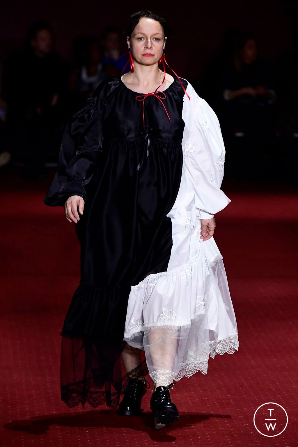 Fashion Week London Fall/Winter 2023 look 47 from the Simone Rocha collection 女装