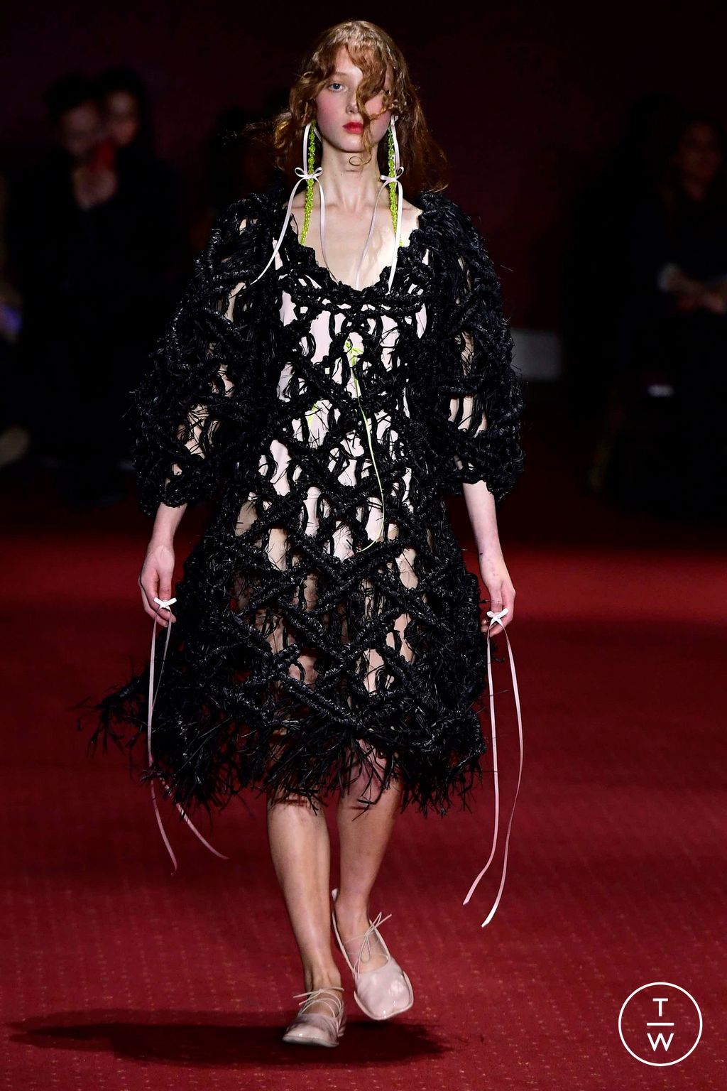 Fashion Week London Fall/Winter 2023 look 52 from the Simone Rocha collection womenswear