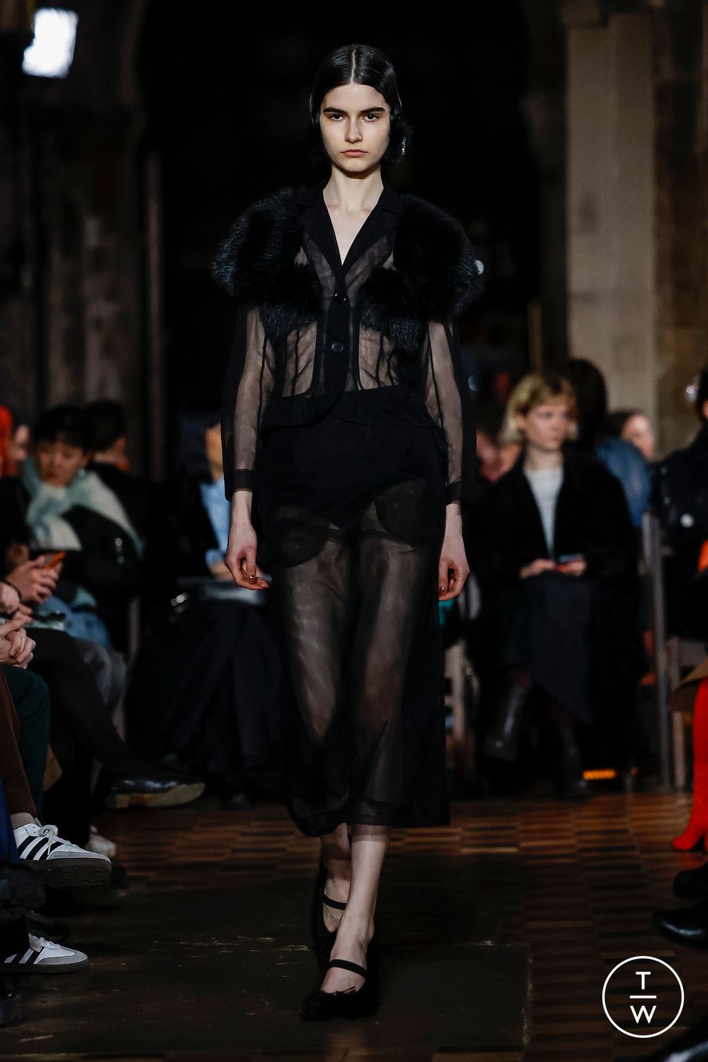 Fashion Week London Fall/Winter 2024 look 2 de la collection Simone Rocha womenswear