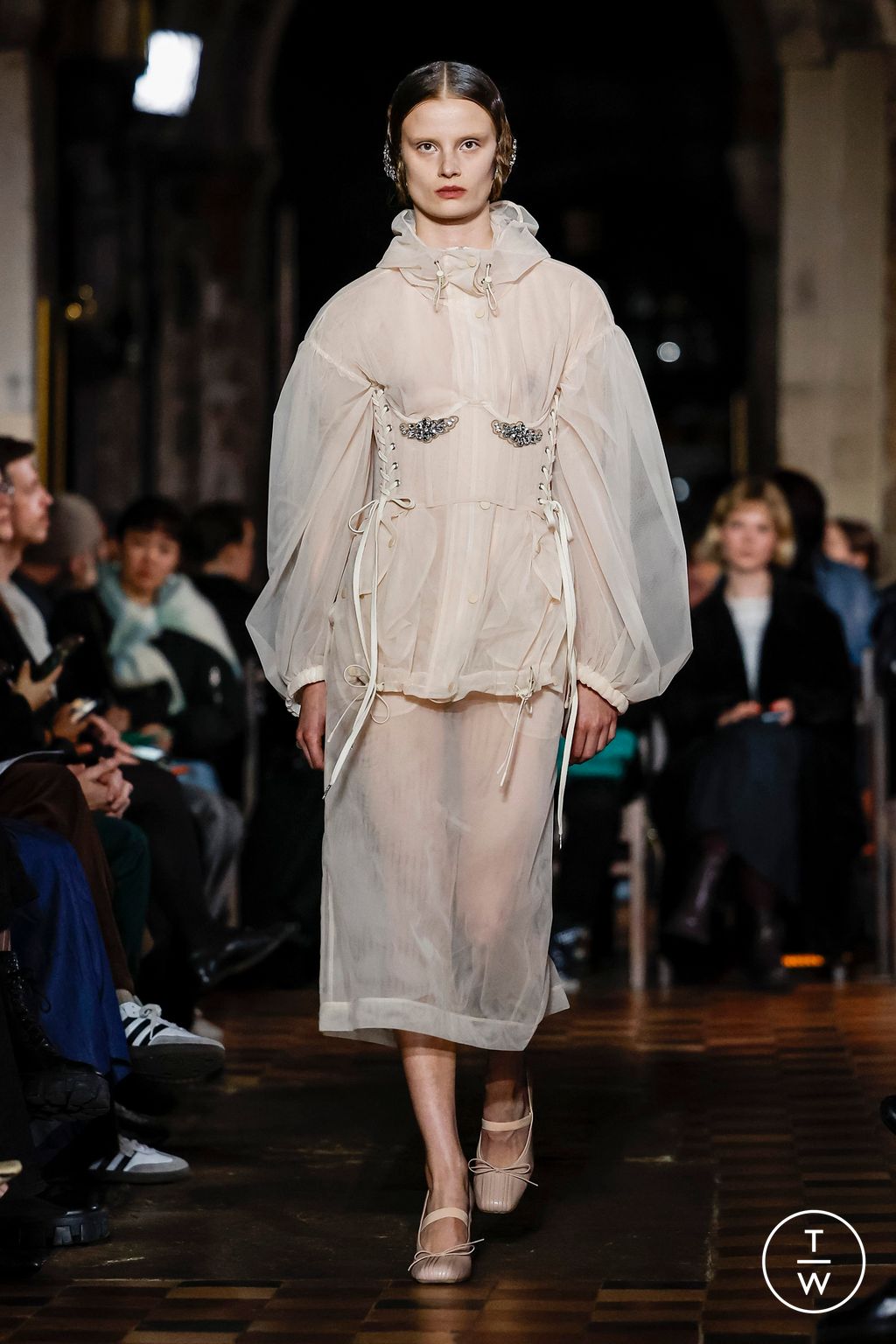 Fashion Week London Fall/Winter 2024 look 5 from the Simone Rocha collection 女装