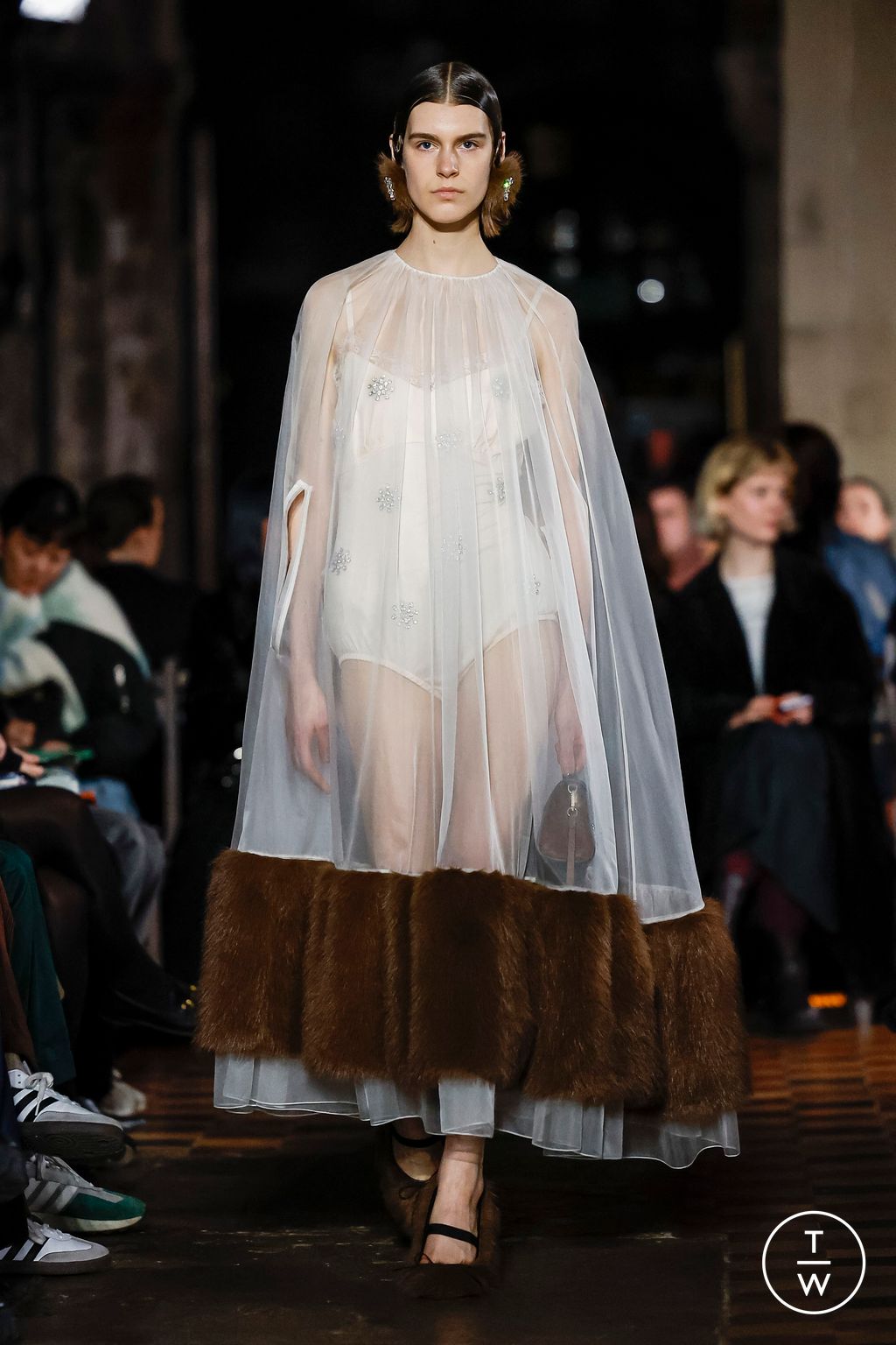 Fashion Week London Fall/Winter 2024 look 9 from the Simone Rocha collection 女装