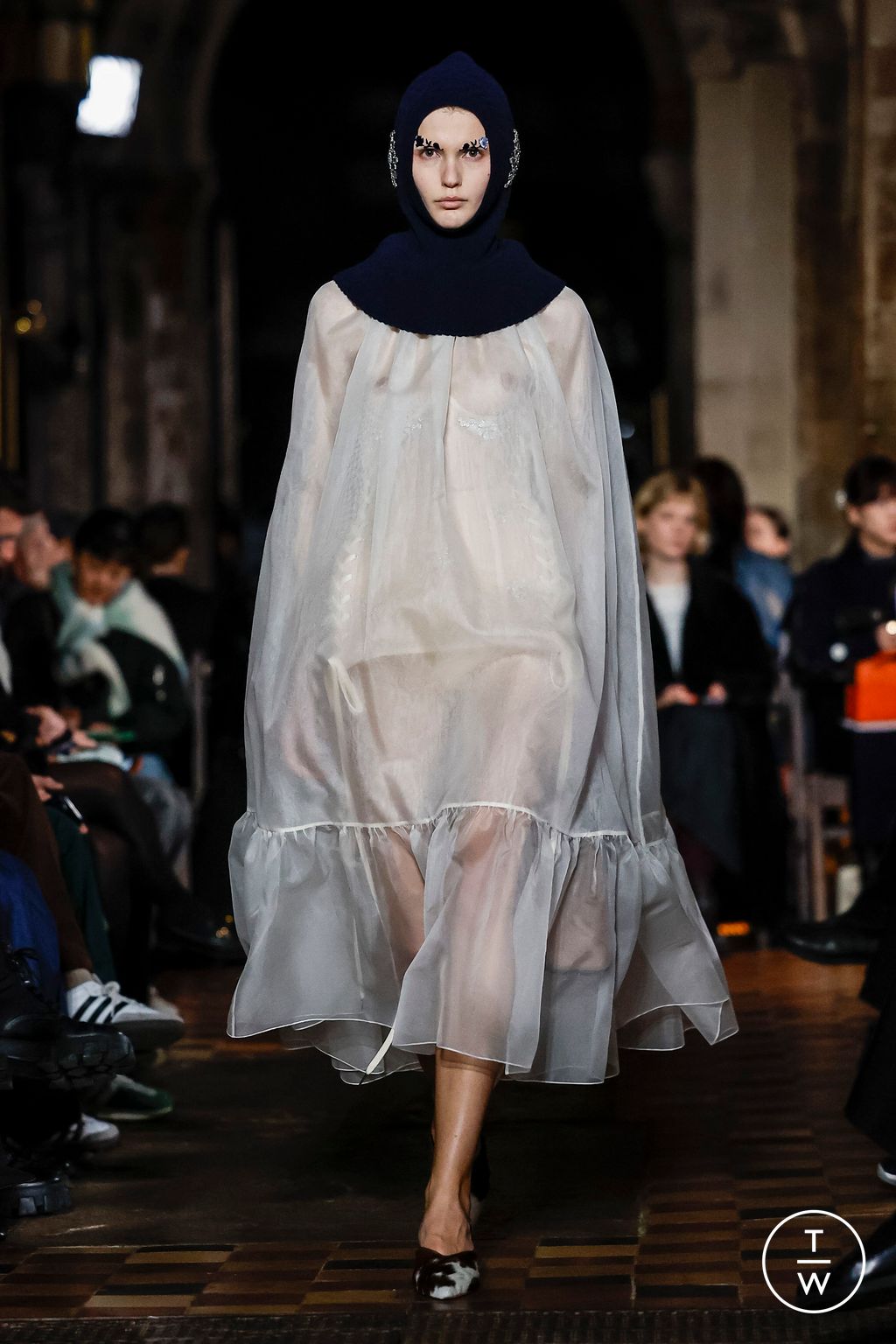 Fashion Week London Fall/Winter 2024 look 11 de la collection Simone Rocha womenswear