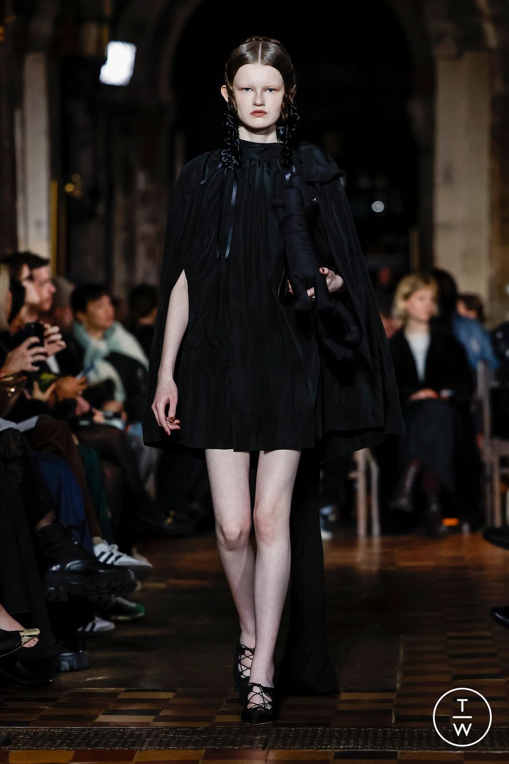 Fashion Week London Fall/Winter 2024 look 14 from the Simone Rocha collection 女装