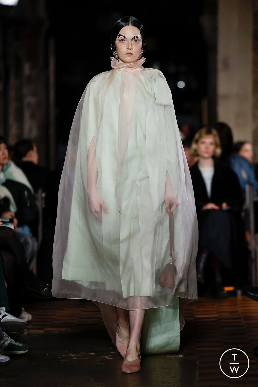 Fashion Week London Fall/Winter 2024 look 15 from the Simone Rocha collection 女装