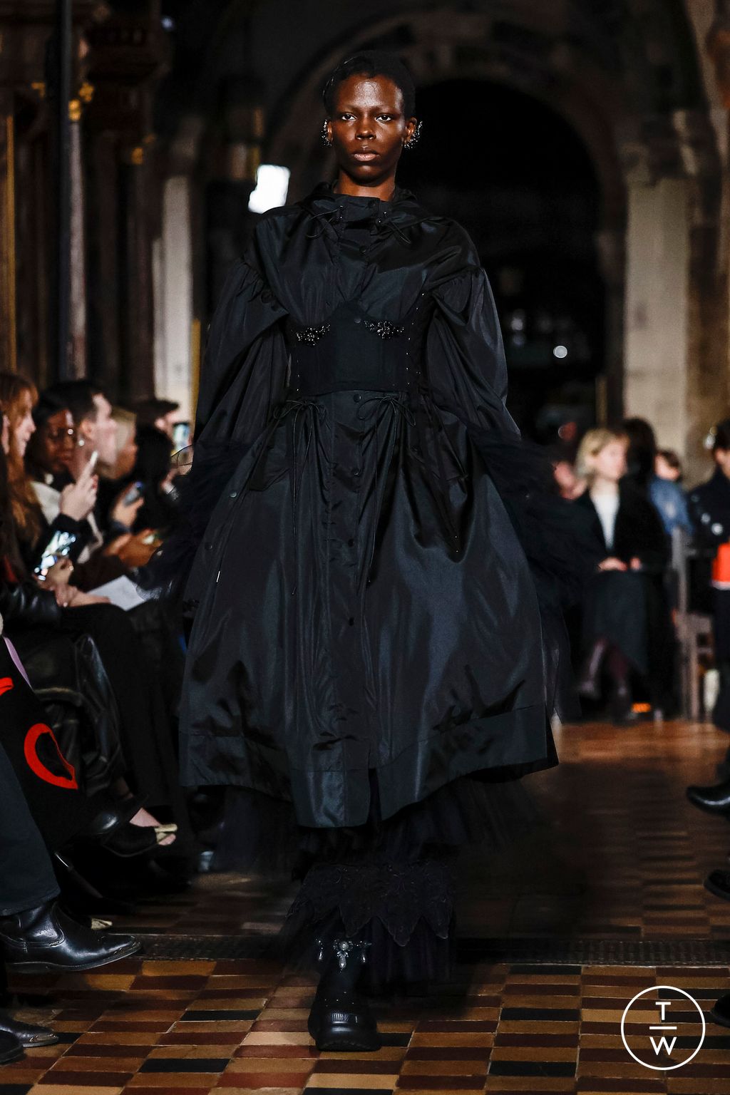Fashion Week London Fall/Winter 2024 look 16 de la collection Simone Rocha womenswear