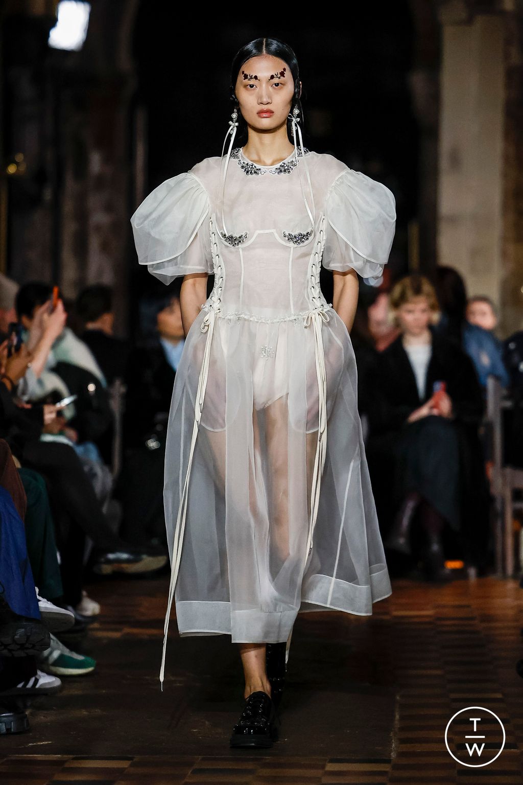 Fashion Week London Fall/Winter 2024 look 17 from the Simone Rocha collection 女装