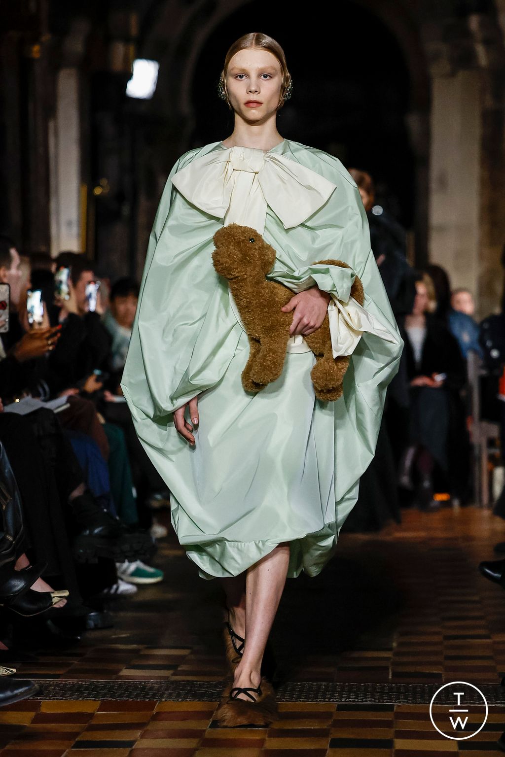 Fashion Week London Fall/Winter 2024 look 18 from the Simone Rocha collection 女装