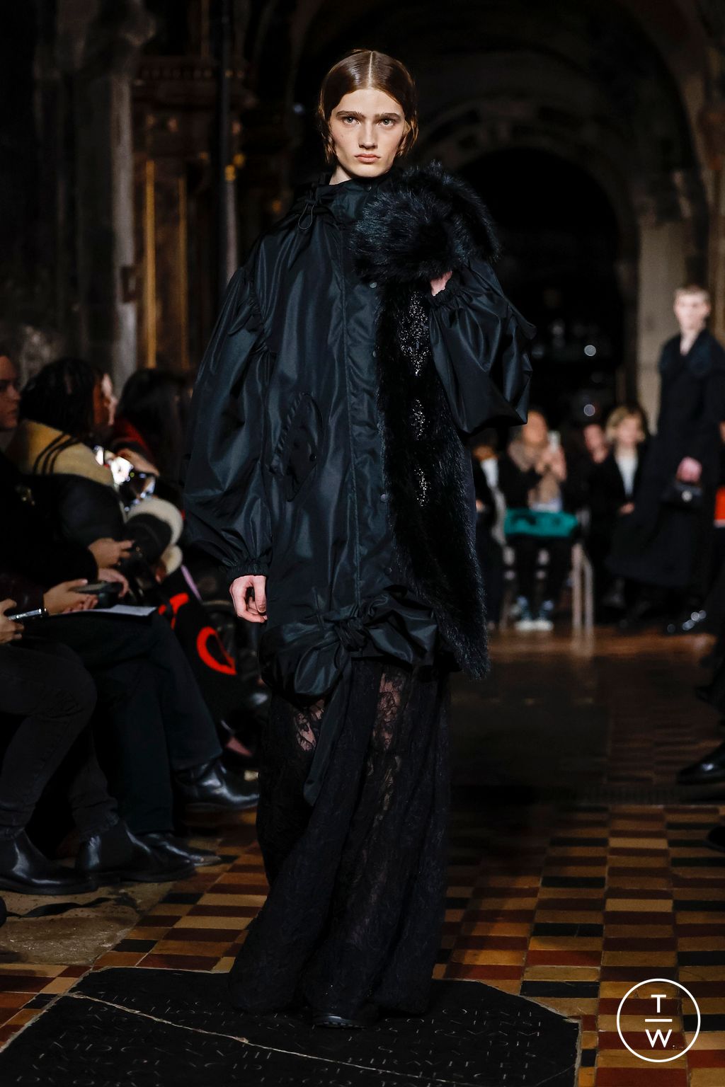 Fashion Week London Fall/Winter 2024 look 19 from the Simone Rocha collection womenswear