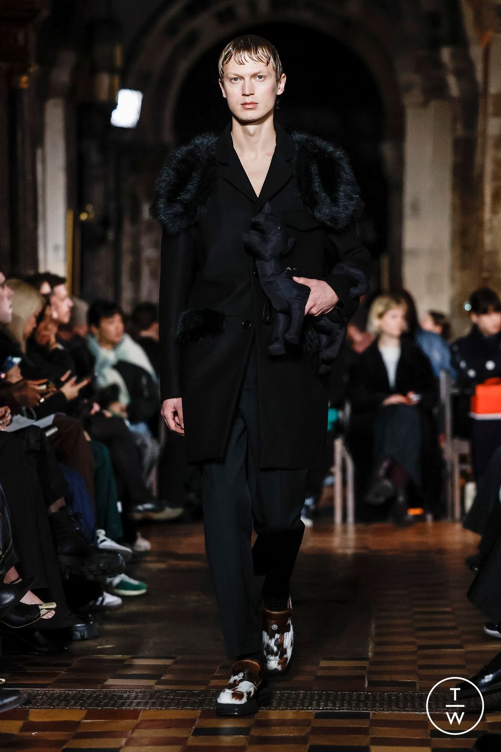 Fashion Week London Fall/Winter 2024 look 21 from the Simone Rocha collection 女装