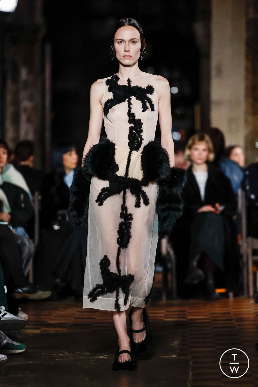 Fashion Week London Fall/Winter 2024 look 24 from the Simone Rocha collection 女装