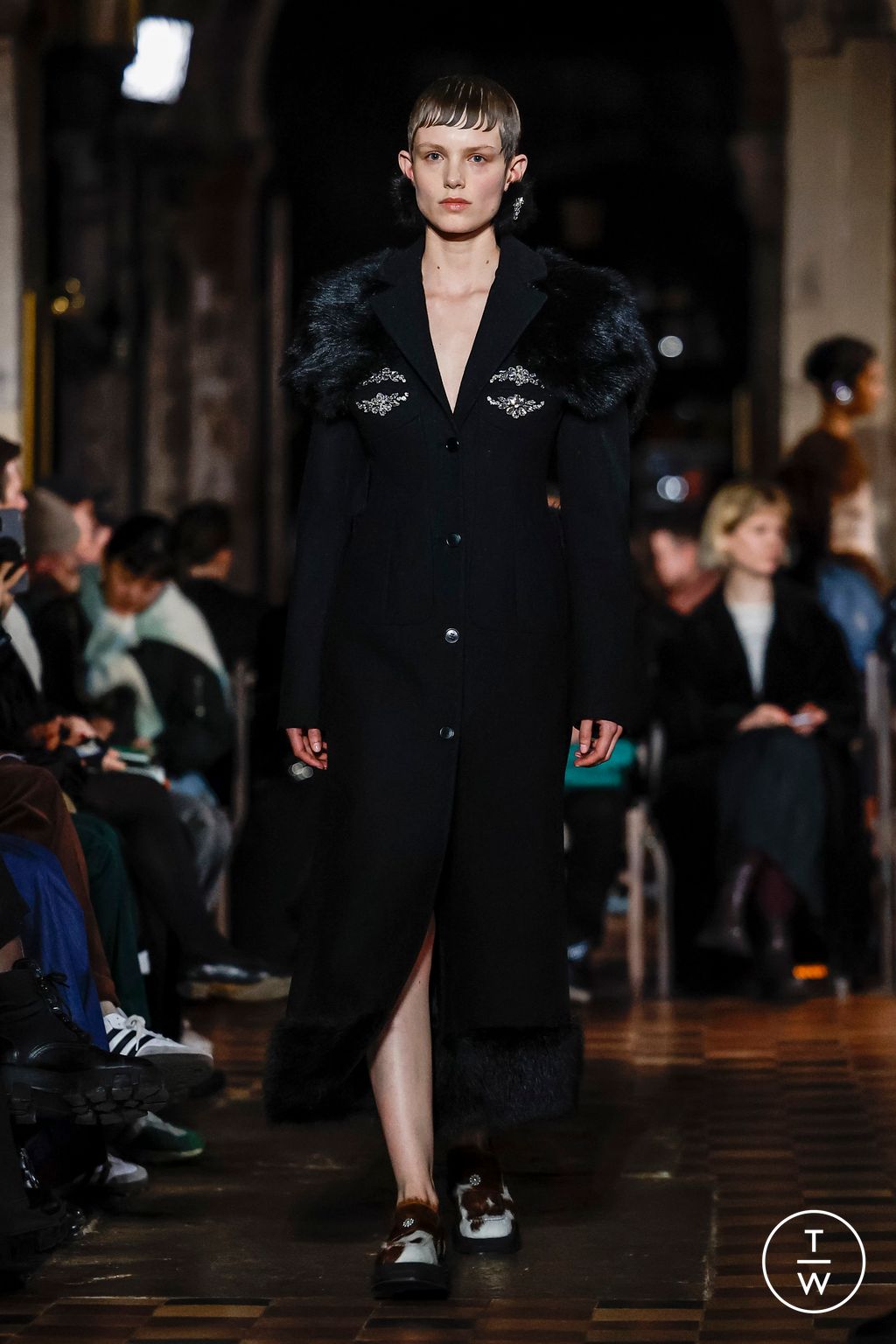 Fashion Week London Fall/Winter 2024 look 26 from the Simone Rocha collection 女装
