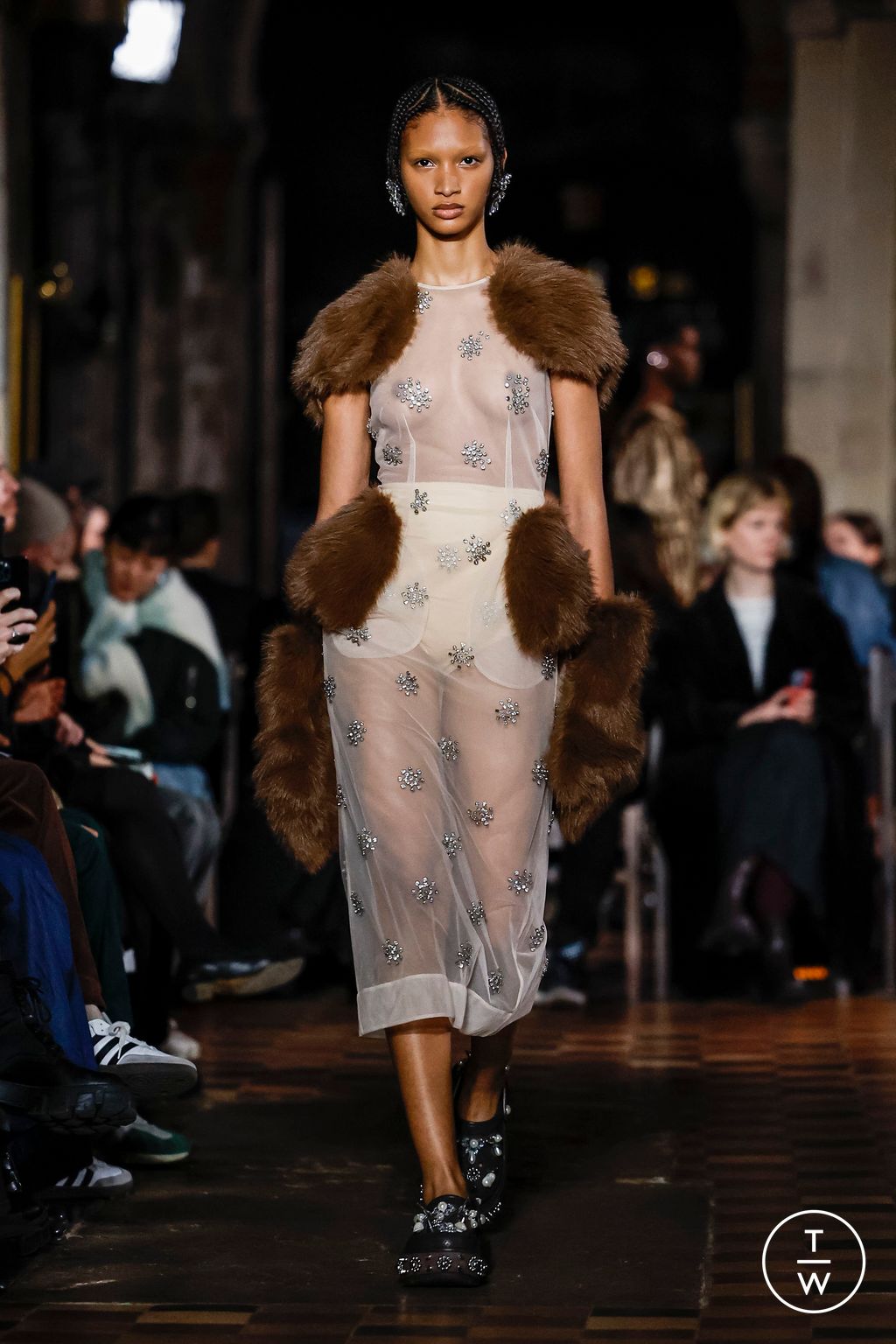 Fashion Week London Fall/Winter 2024 look 28 from the Simone Rocha collection 女装