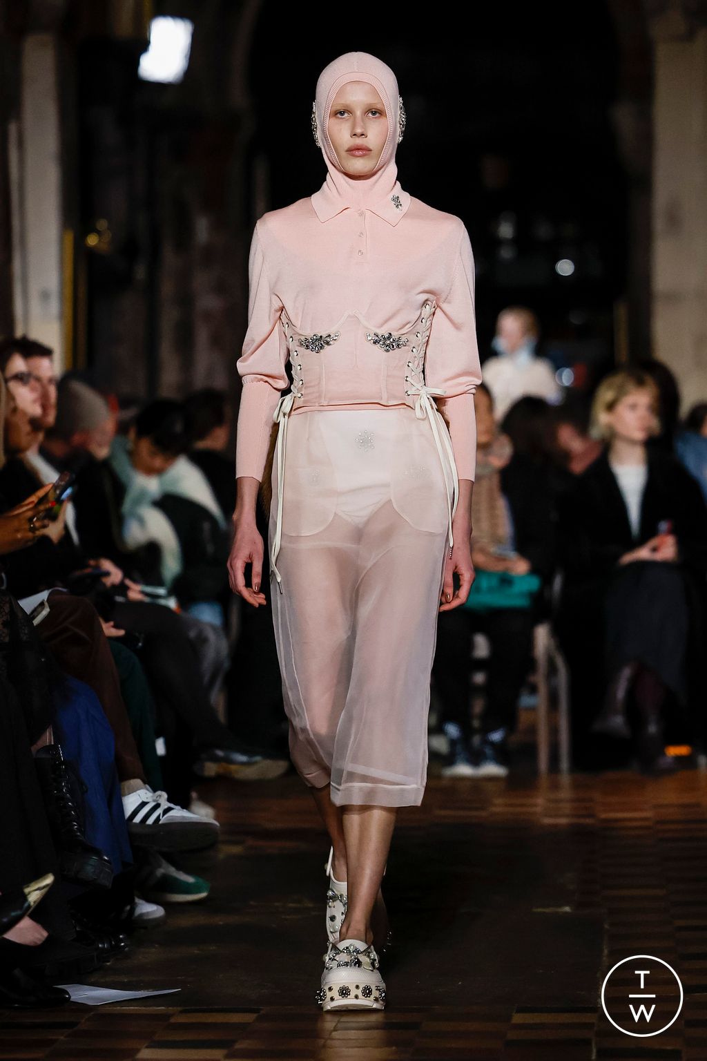 Fashion Week London Fall/Winter 2024 look 30 from the Simone Rocha collection 女装