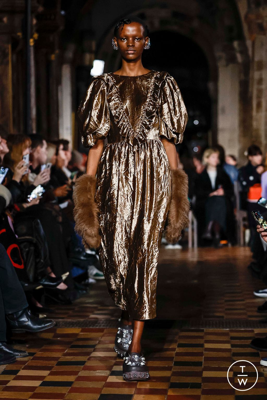 Fashion Week London Fall/Winter 2024 look 31 from the Simone Rocha collection womenswear