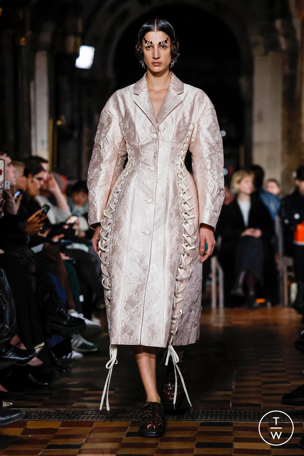 Fashion Week London Fall/Winter 2024 look 32 from the Simone Rocha collection 女装