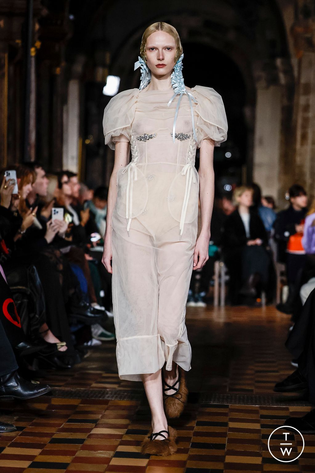 Fashion Week London Fall/Winter 2024 look 33 de la collection Simone Rocha womenswear