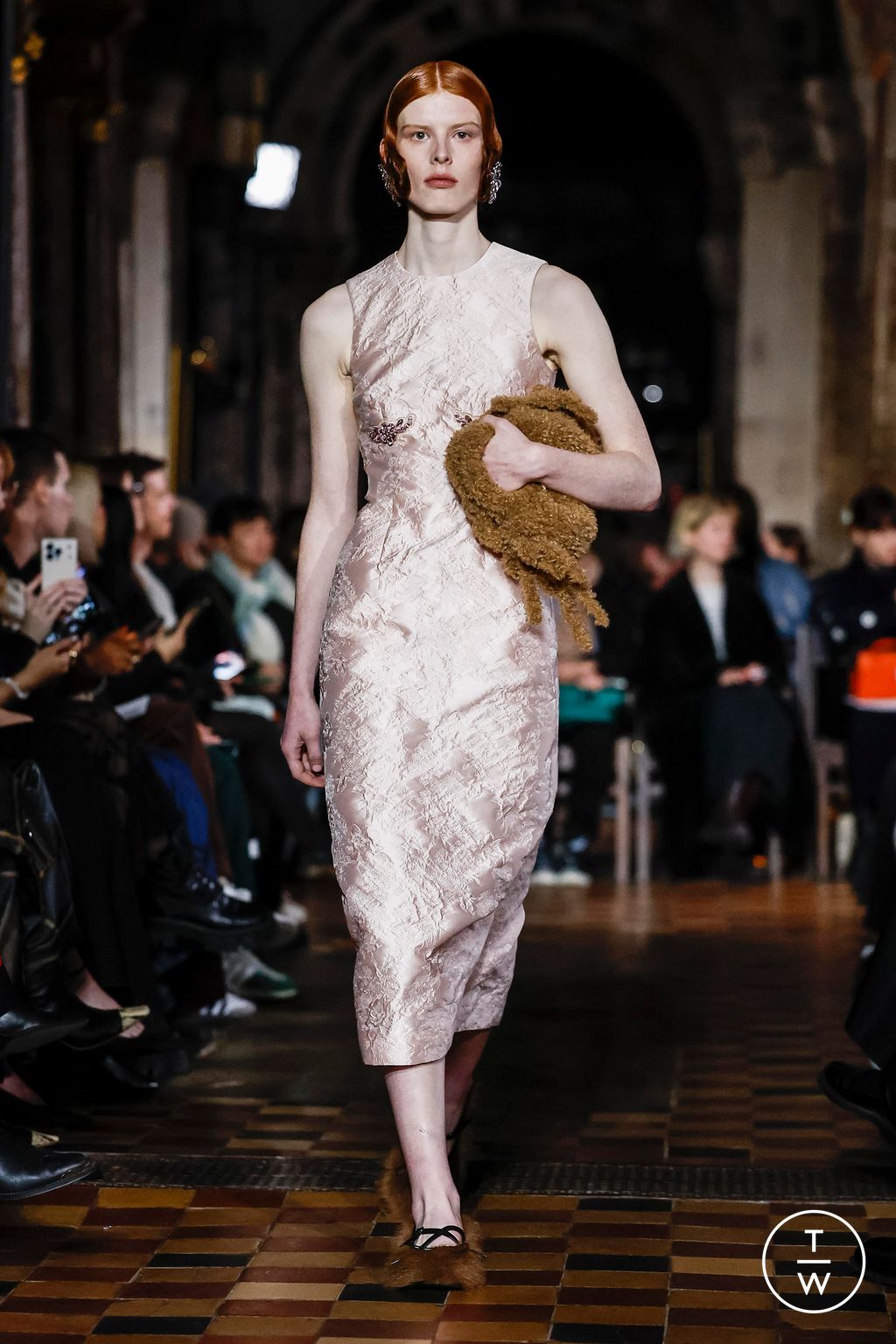 Fashion Week London Fall/Winter 2024 look 34 from the Simone Rocha collection 女装