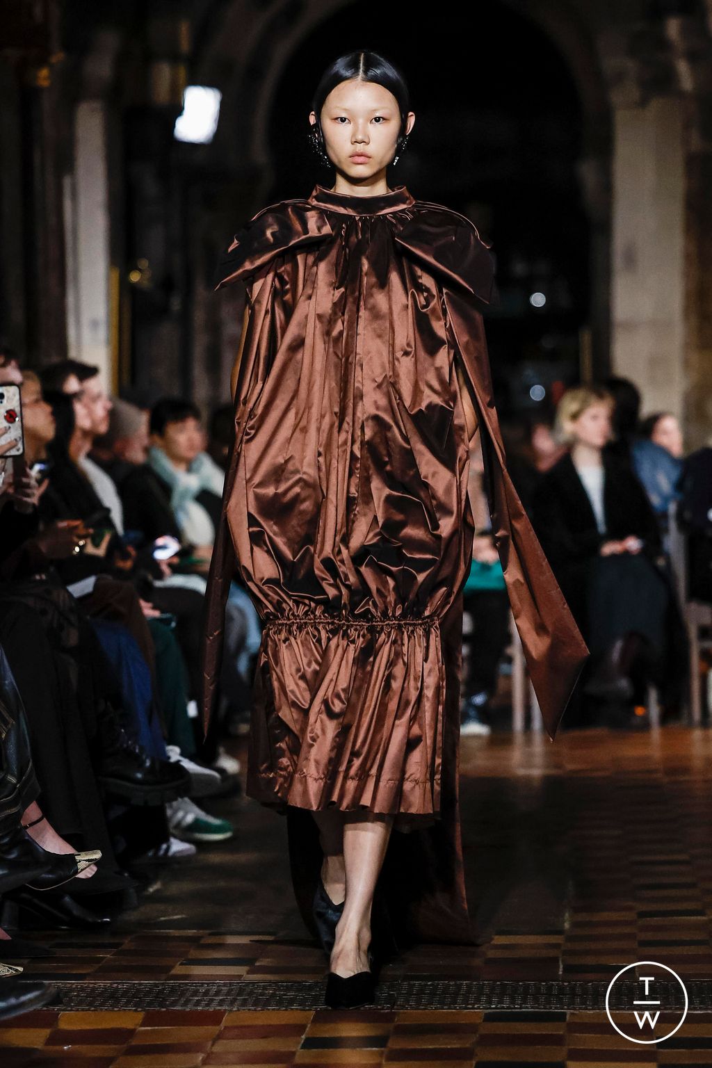 Fashion Week London Fall/Winter 2024 look 35 from the Simone Rocha collection 女装