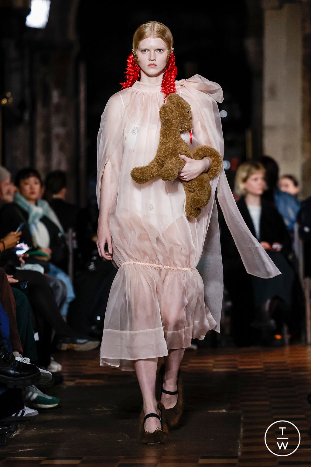 Fashion Week London Fall/Winter 2024 look 36 from the Simone Rocha collection 女装