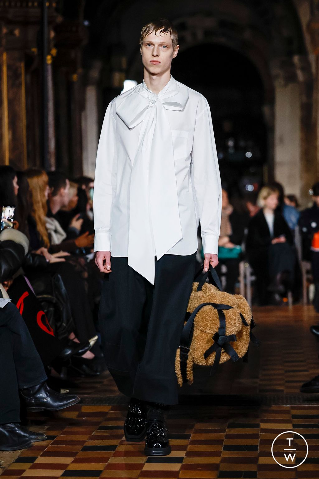 Fashion Week London Fall/Winter 2024 look 39 from the Simone Rocha collection 女装