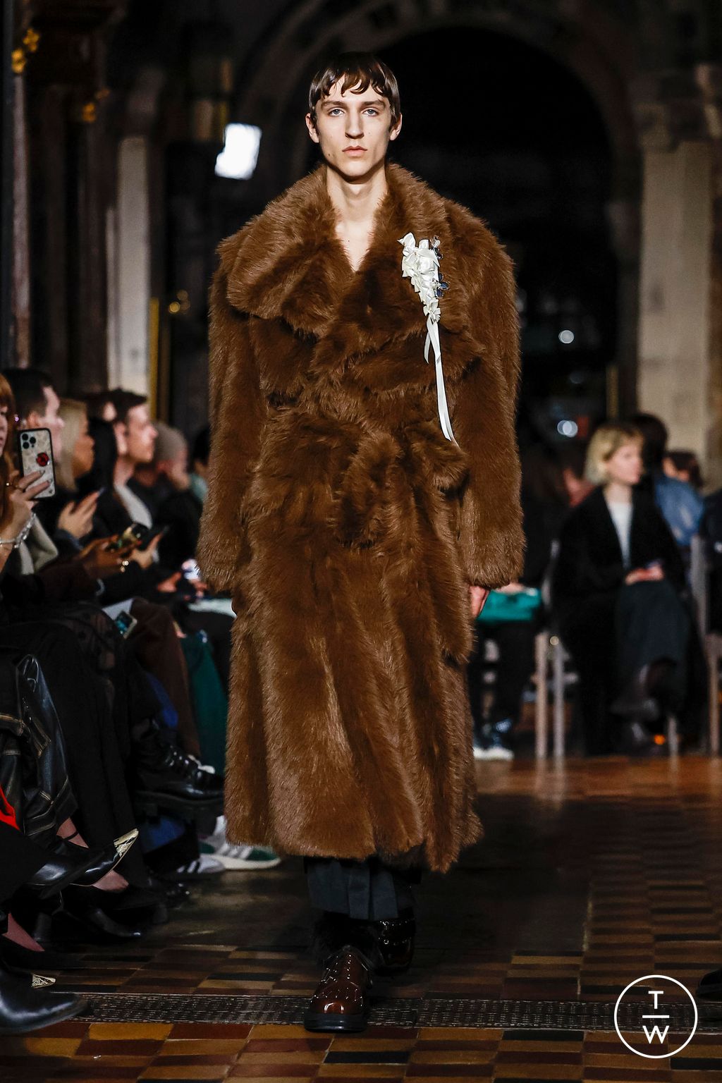 Fashion Week London Fall/Winter 2024 look 40 from the Simone Rocha collection womenswear