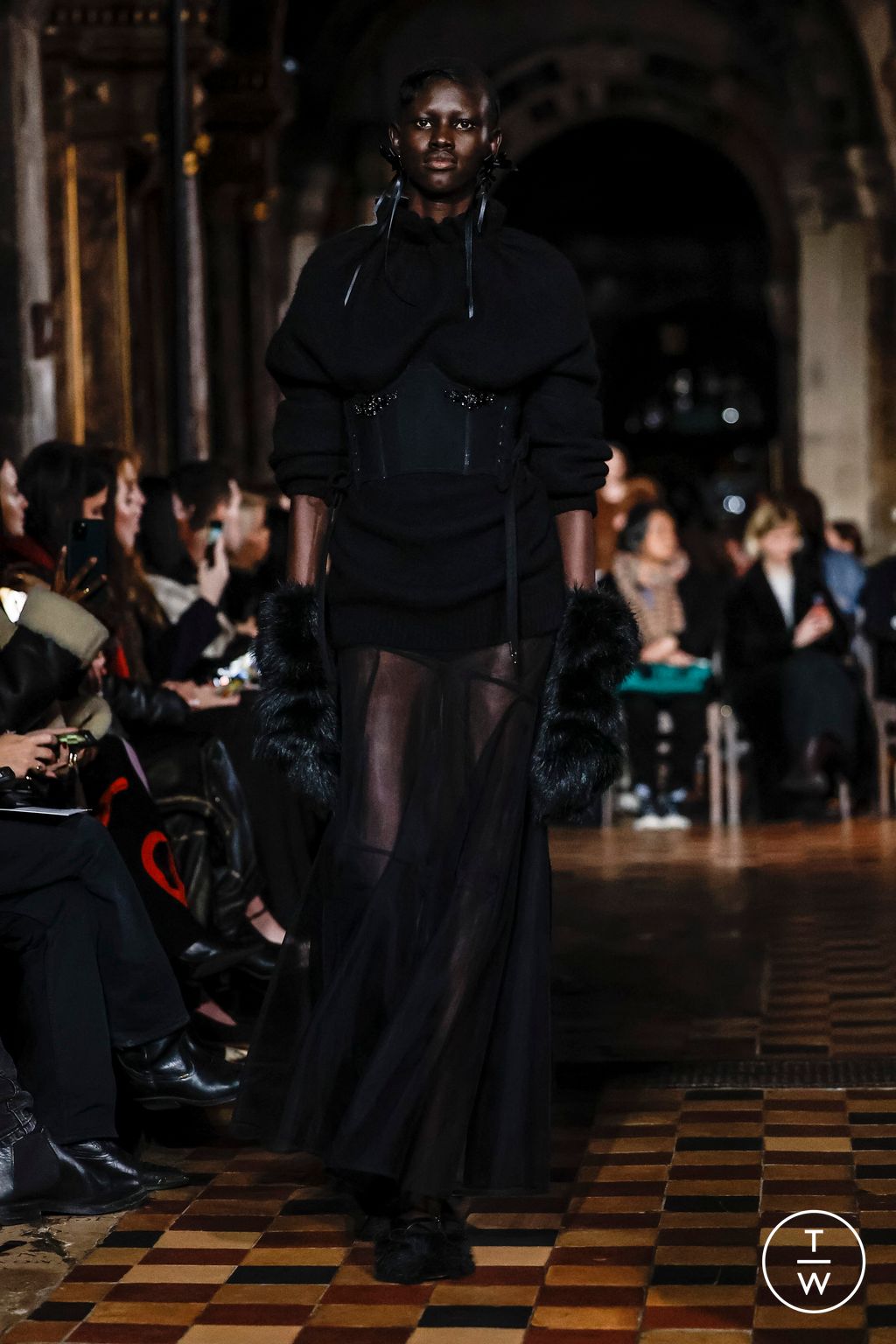 Fashion Week London Fall/Winter 2024 look 44 from the Simone Rocha collection 女装