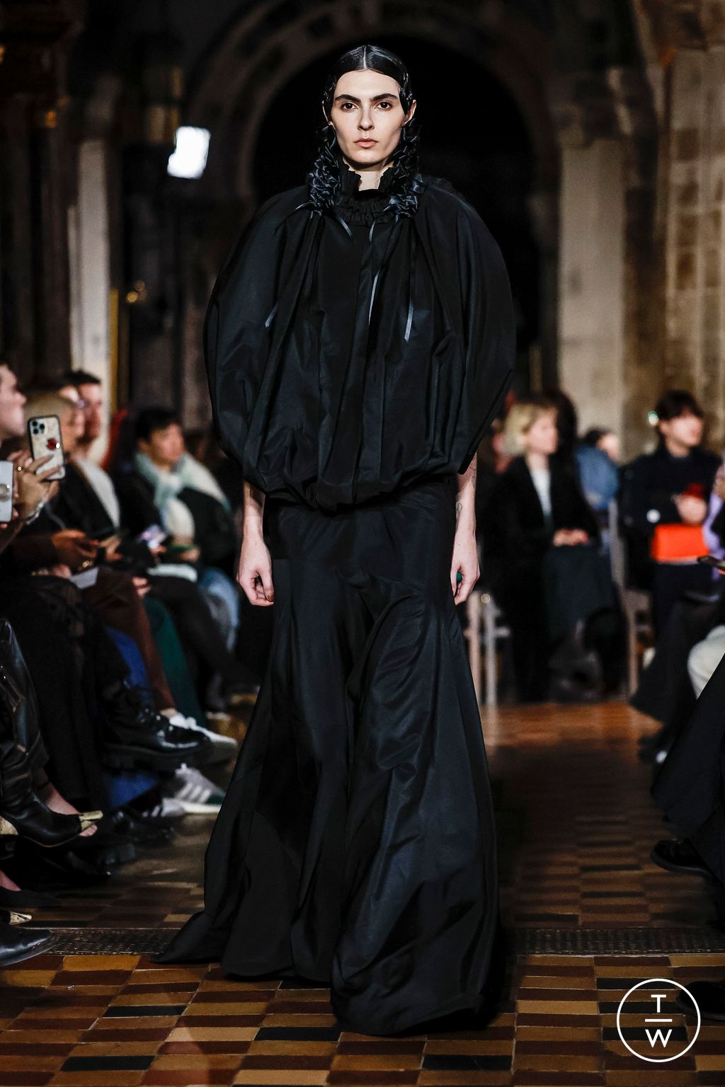Fashion Week London Fall/Winter 2024 look 50 from the Simone Rocha collection 女装
