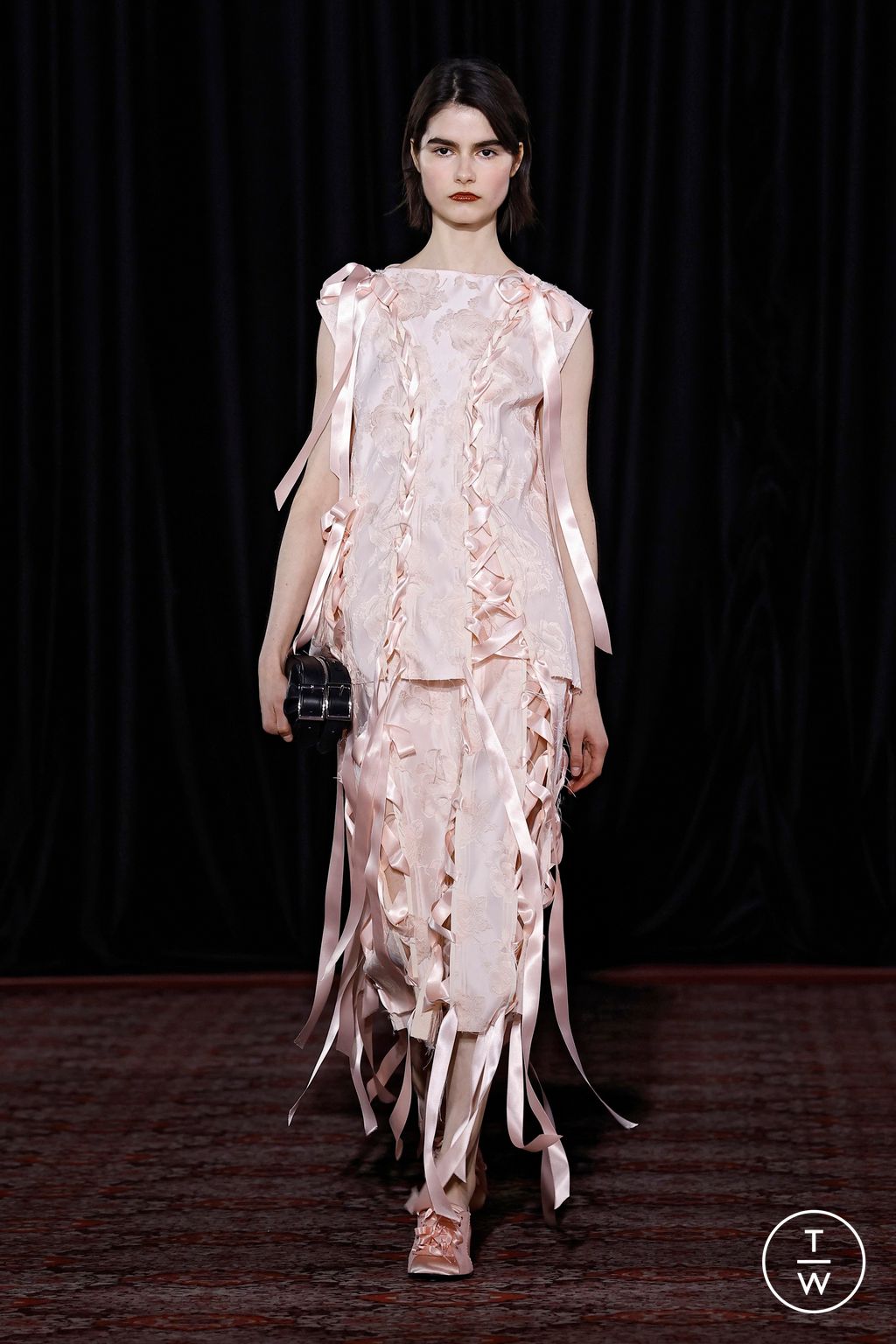 Fashion Week London Fall/Winter 2025 look 10 from the Simone Rocha collection 女装