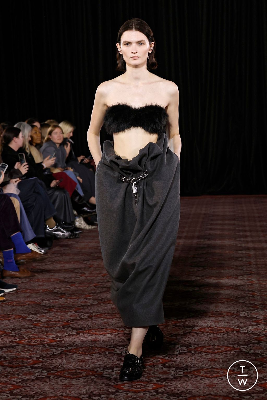 Fashion Week London Fall/Winter 2025 look 52 from the Simone Rocha collection 女装