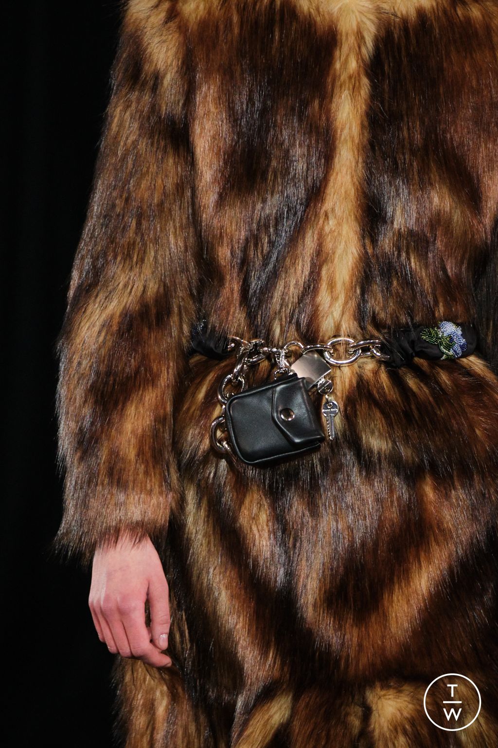 Fashion Week London Fall/Winter 2025 look 24 from the Simone Rocha collection womenswear accessories