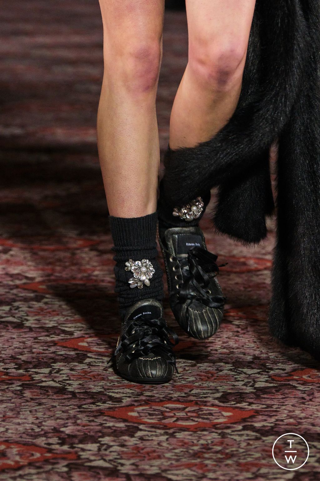 Fashion Week London Fall/Winter 2025 look 90 from the Simone Rocha collection womenswear accessories