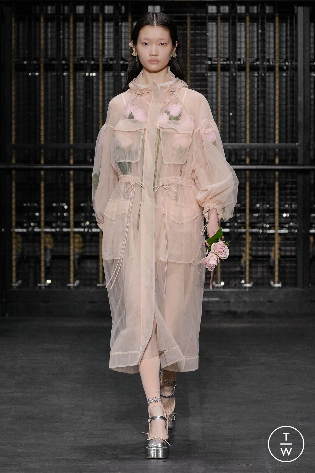 Fashion Week London Spring/Summer 2024 look 2 from the Simone Rocha collection 女装
