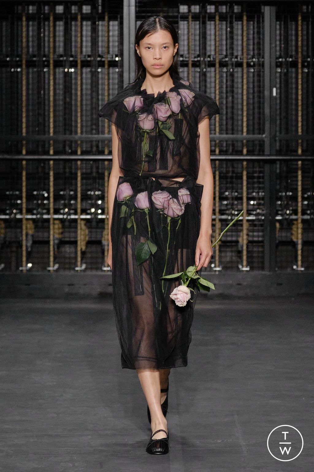 Fashion Week London Spring/Summer 2024 look 16 from the Simone Rocha collection womenswear