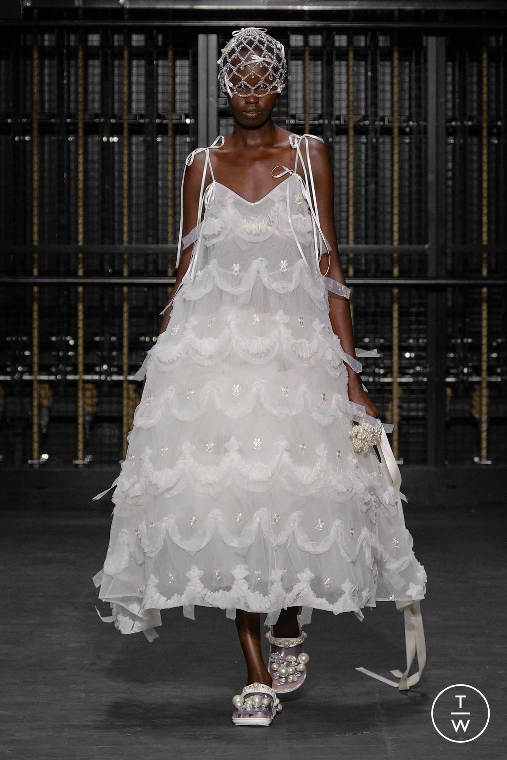Fashion Week London Spring/Summer 2024 look 24 from the Simone Rocha collection 女装