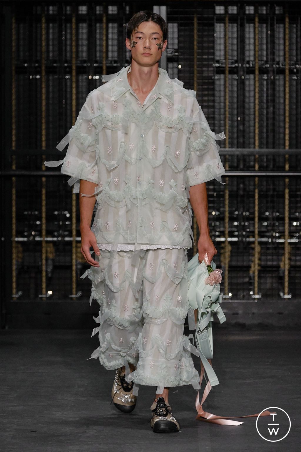Fashion Week London Spring/Summer 2024 look 28 from the Simone Rocha collection womenswear