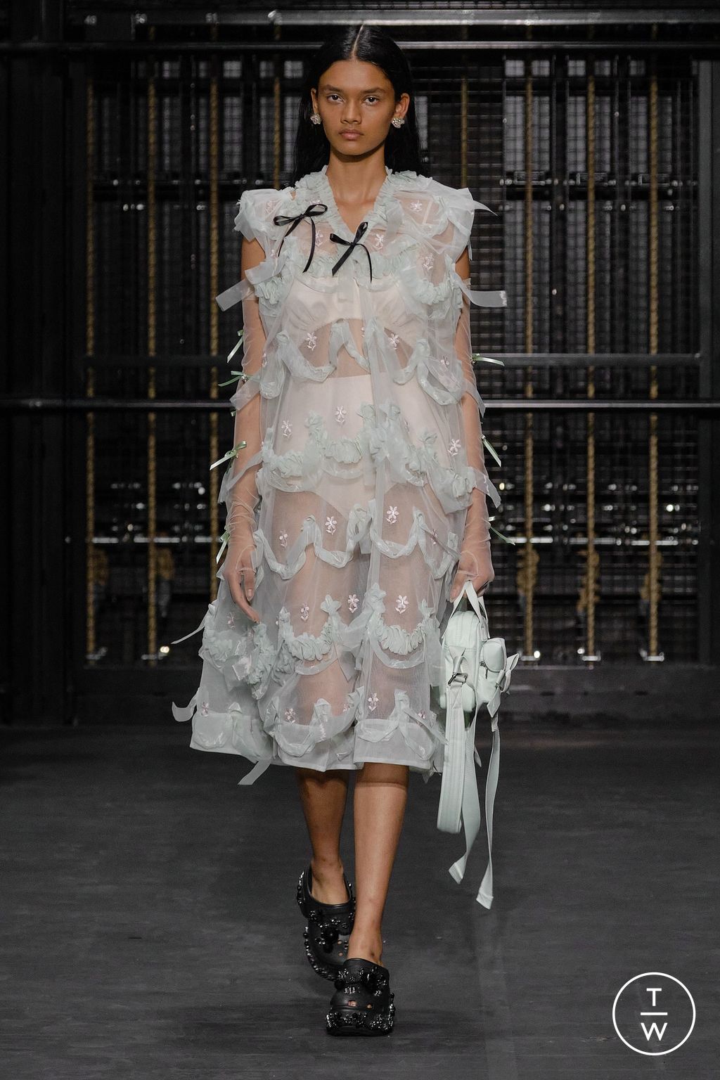 Fashion Week London Spring/Summer 2024 look 30 from the Simone Rocha collection womenswear