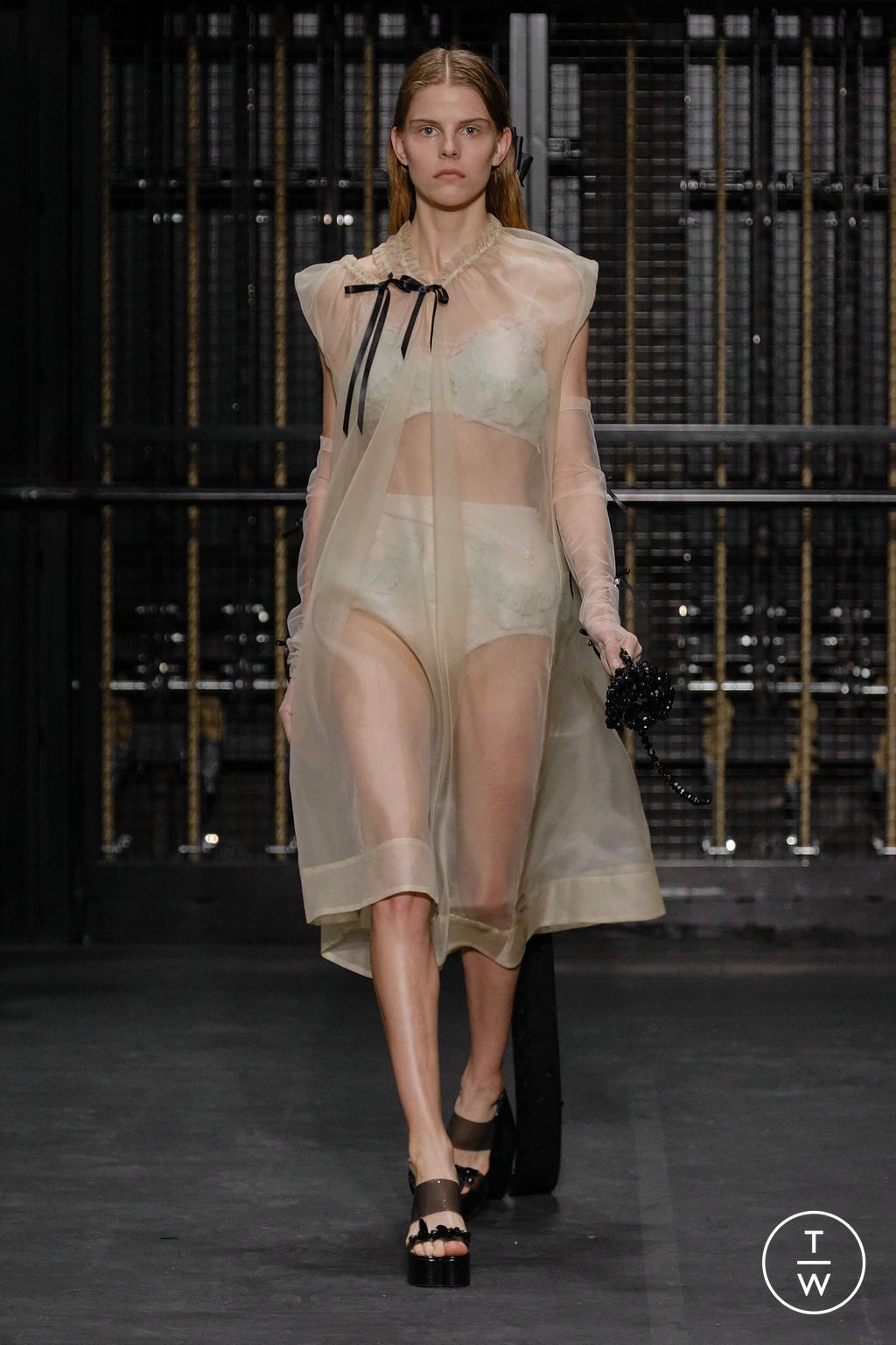 Fashion Week London Spring/Summer 2024 look 31 from the Simone Rocha collection womenswear