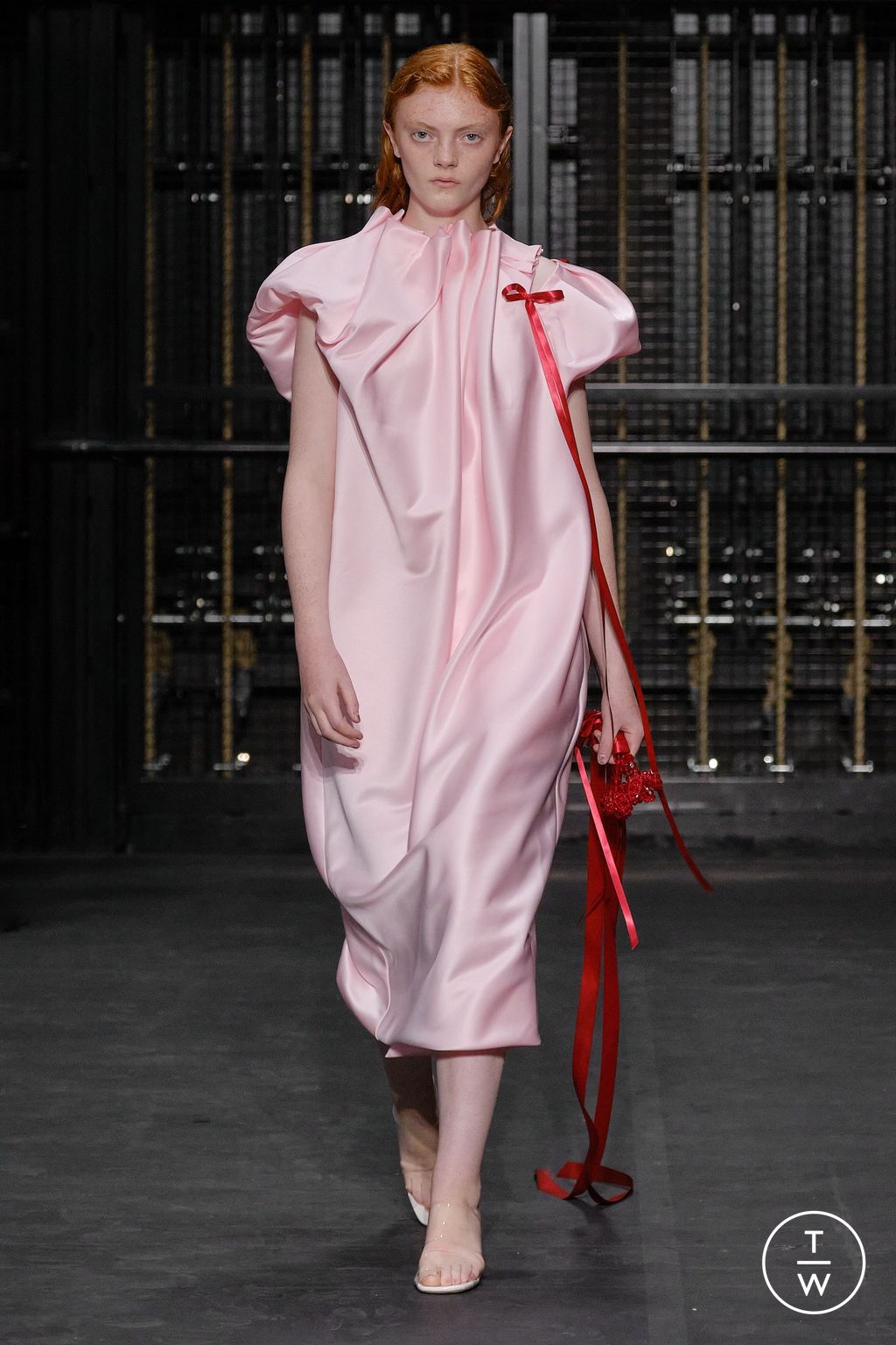 Fashion Week London Spring/Summer 2024 look 32 from the Simone Rocha collection womenswear