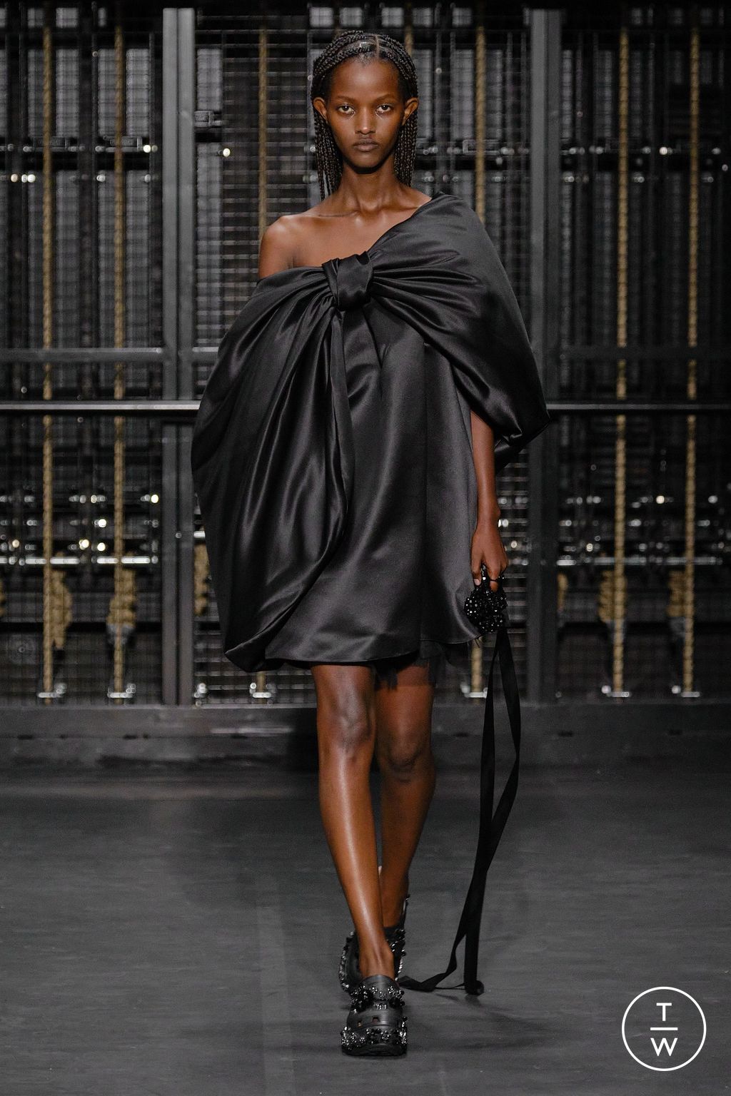 Fashion Week London Spring/Summer 2024 look 36 from the Simone Rocha collection womenswear