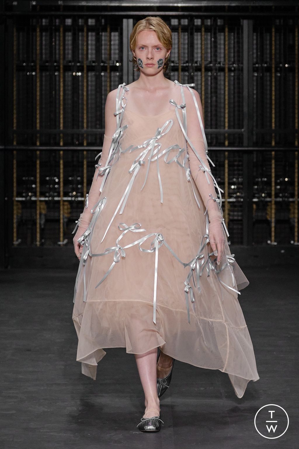 Fashion Week London Spring/Summer 2024 look 43 from the Simone Rocha collection 女装