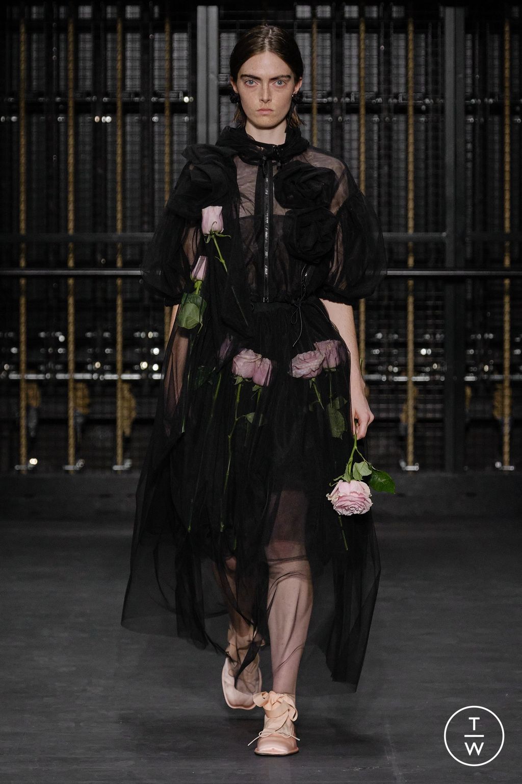 Fashion Week London Spring/Summer 2024 look 46 from the Simone Rocha collection womenswear