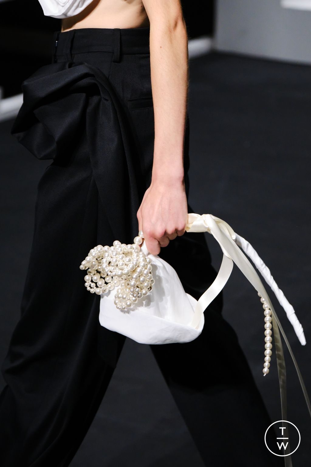 Fashion Week London Spring/Summer 2024 look 17 from the Simone Rocha collection womenswear accessories