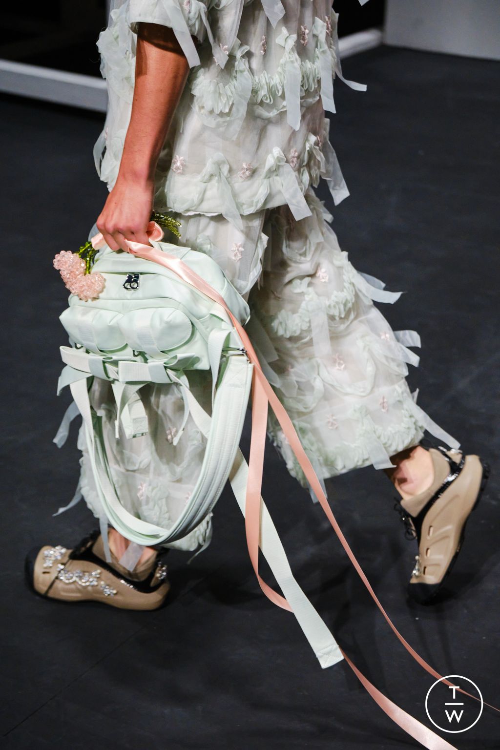 Fashion Week London Spring/Summer 2024 look 23 from the Simone Rocha collection 女装配饰