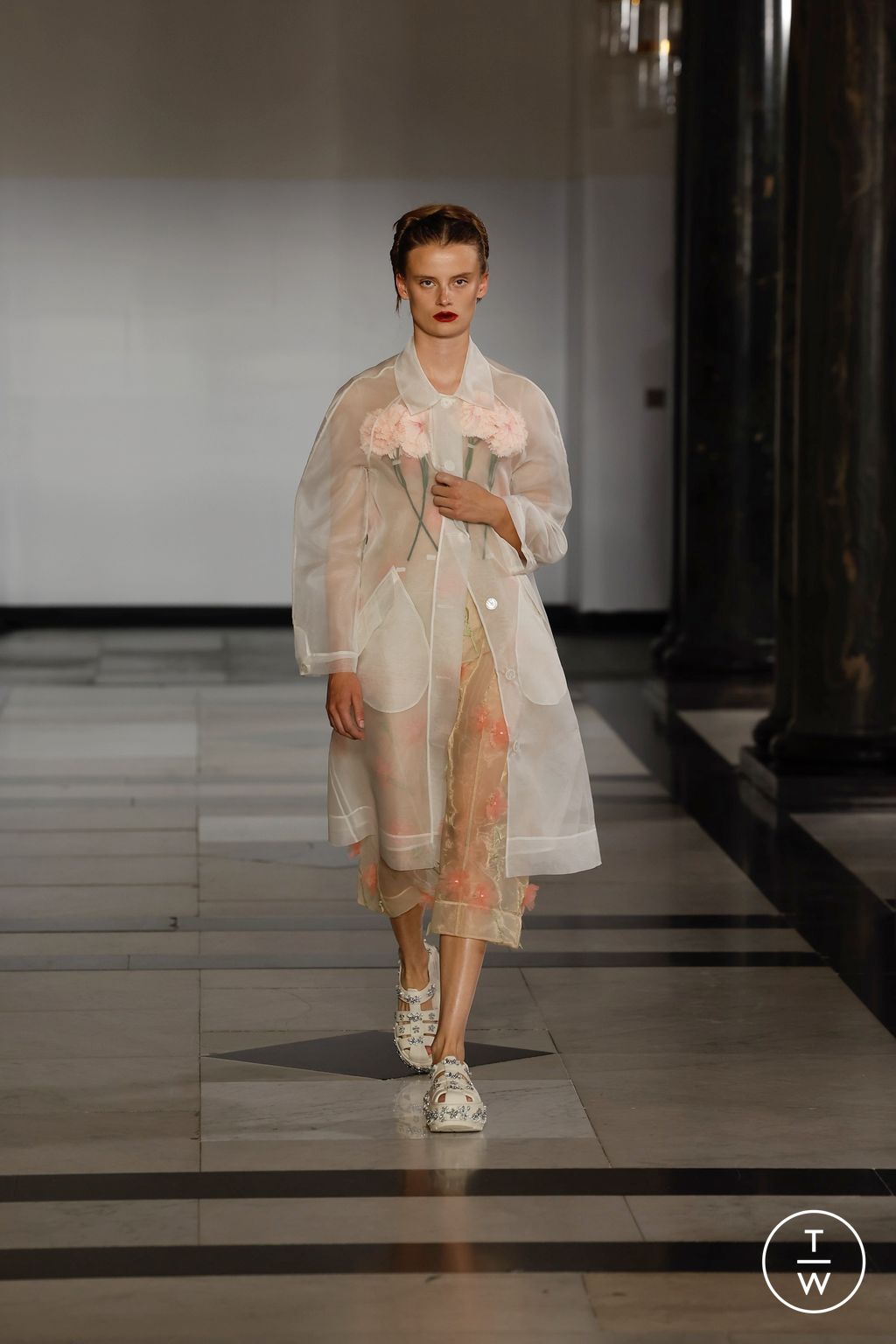 Fashion Week London Spring-Summer 2025 look 18 from the Simone Rocha collection 女装