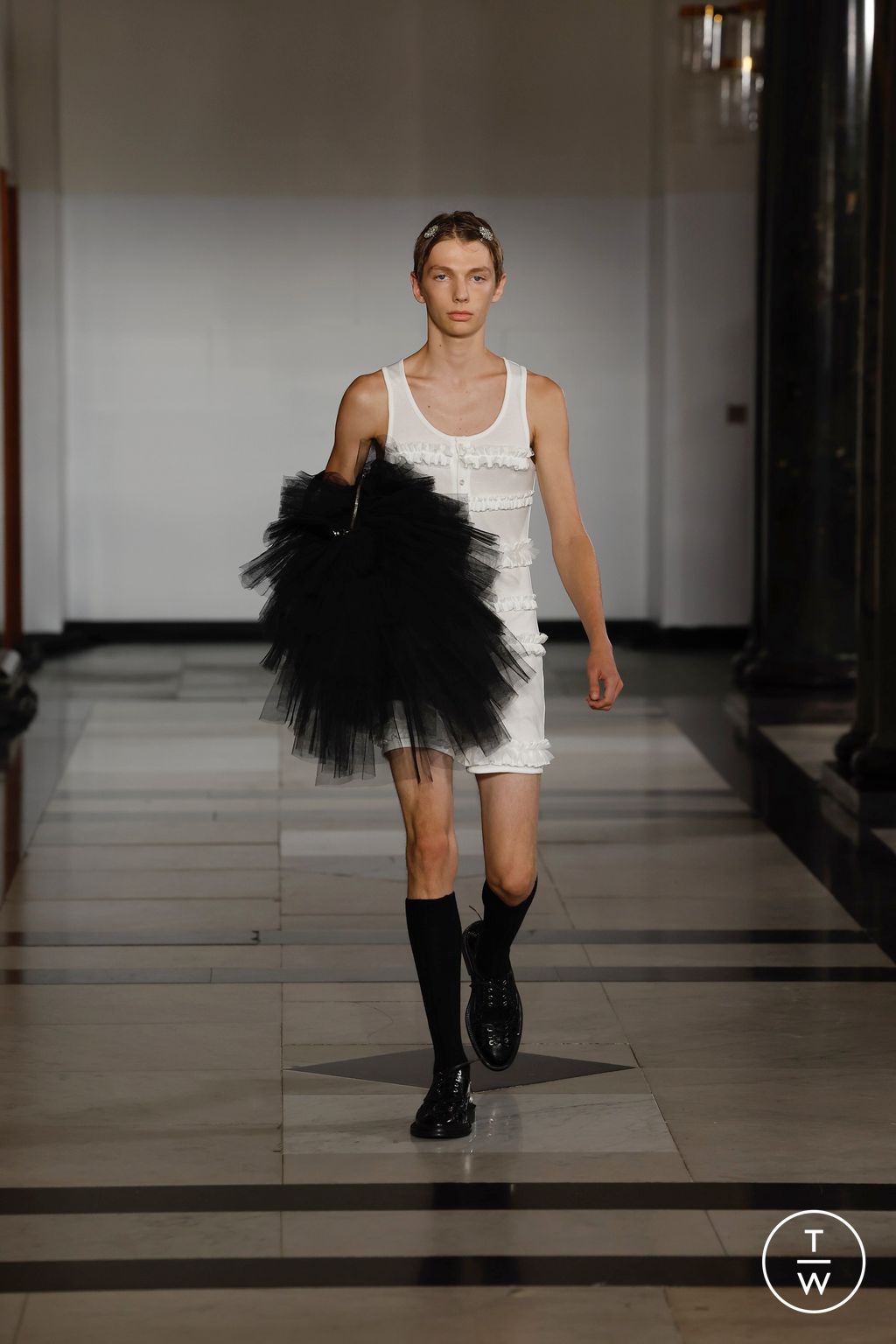 Fashion Week London Spring/Summer 2025 look 19 from the Simone Rocha collection womenswear