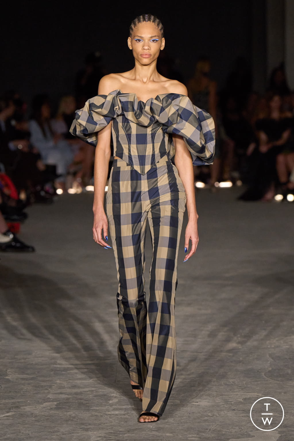 Fashion Week New York Fall/Winter 2022 look 20 from the Christian Siriano collection womenswear